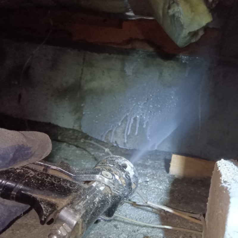 地面・基礎にシロアリ駆除剤を吹き付ける様子