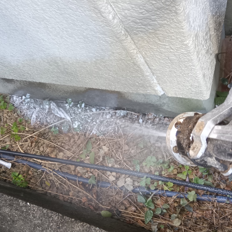 建物外周の土壌にシロアリ駆除剤を散布