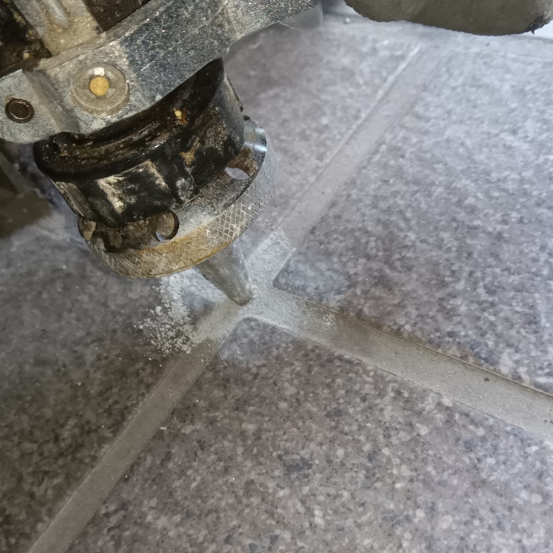 玄関床に穴を開けてシロアリ駆除剤を注入