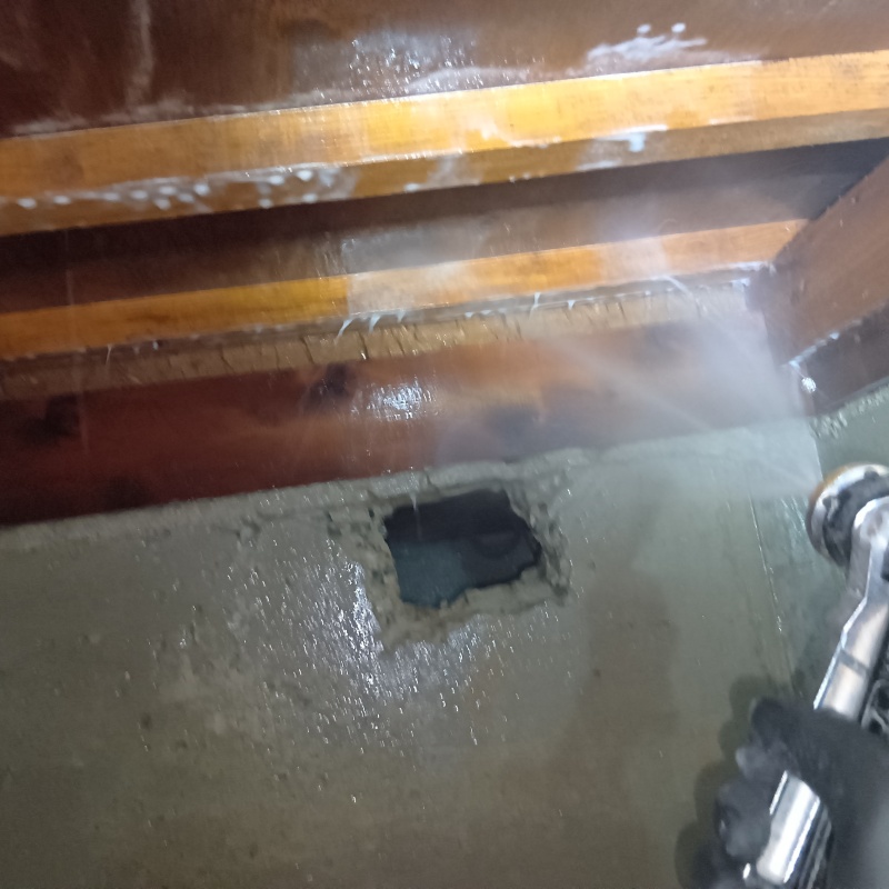 床下木材にシロアリ駆除剤を散布