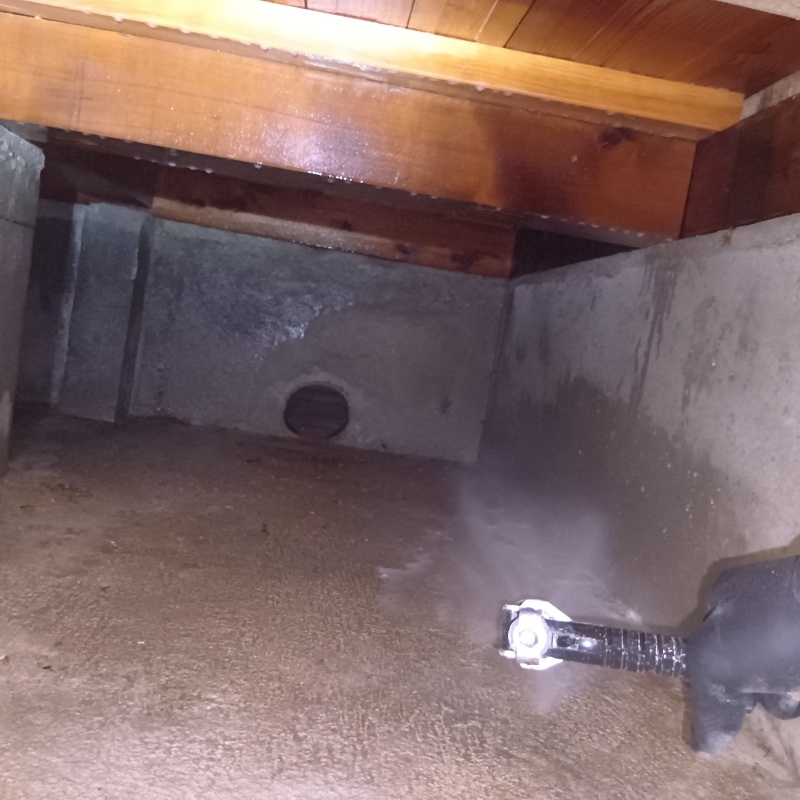 基礎にシロアリ駆除剤を散布