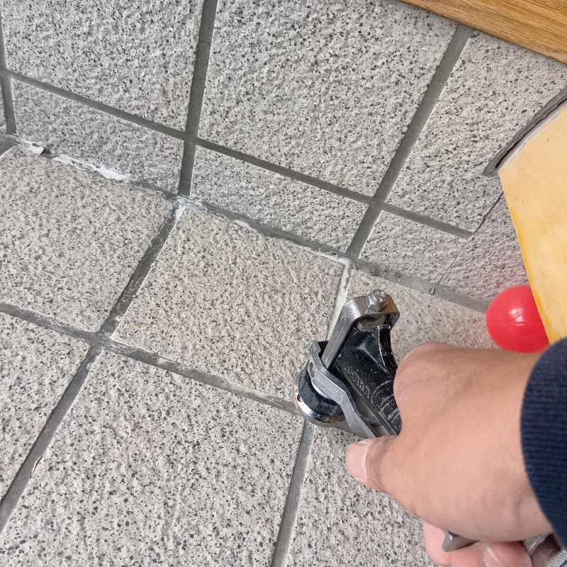 玄関床に穴を開けてシロアリ駆除剤を注入