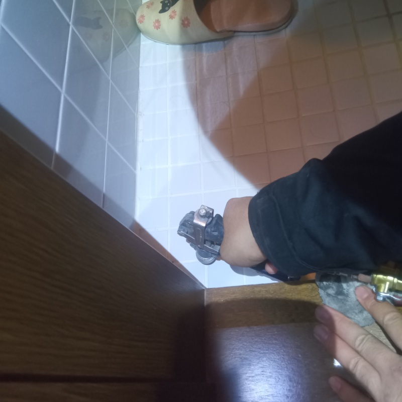 トイレ床の目地から防蟻剤を注入