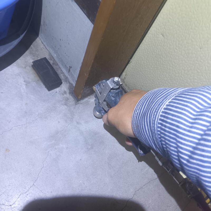 コンクリートに穴を開けて防蟻剤を注入