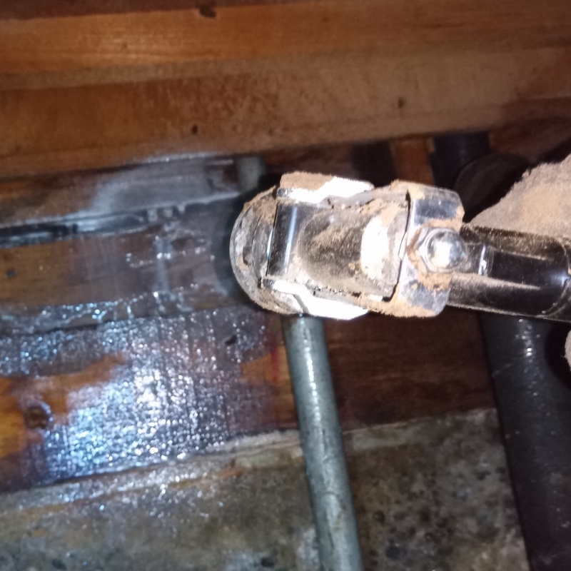 床下木材にシロアリ駆除剤を散布