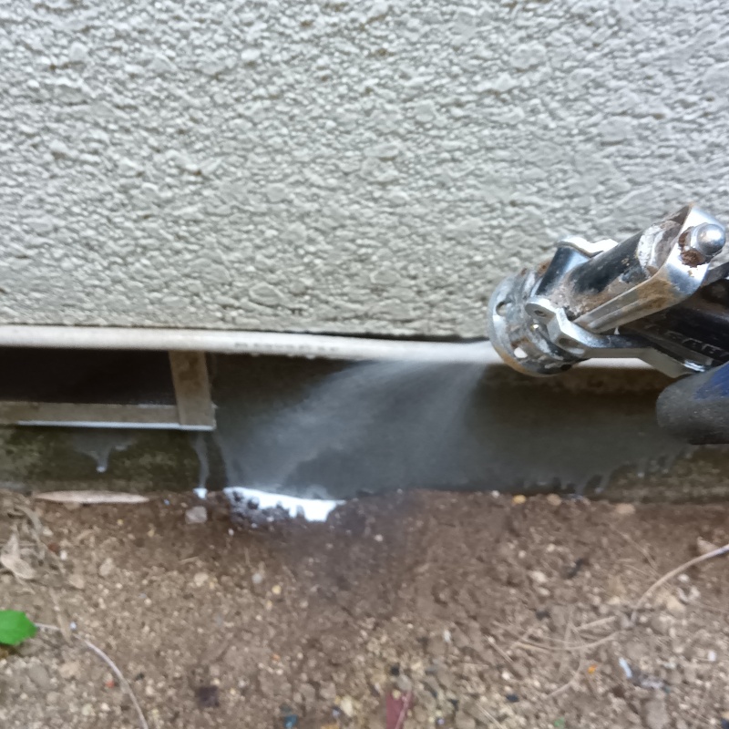 建物外周の土壌にシロアリ駆除剤を散布