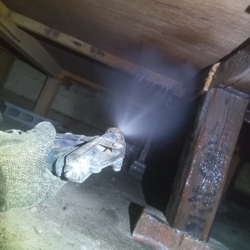 床下木材にシロアリ駆除剤を散布