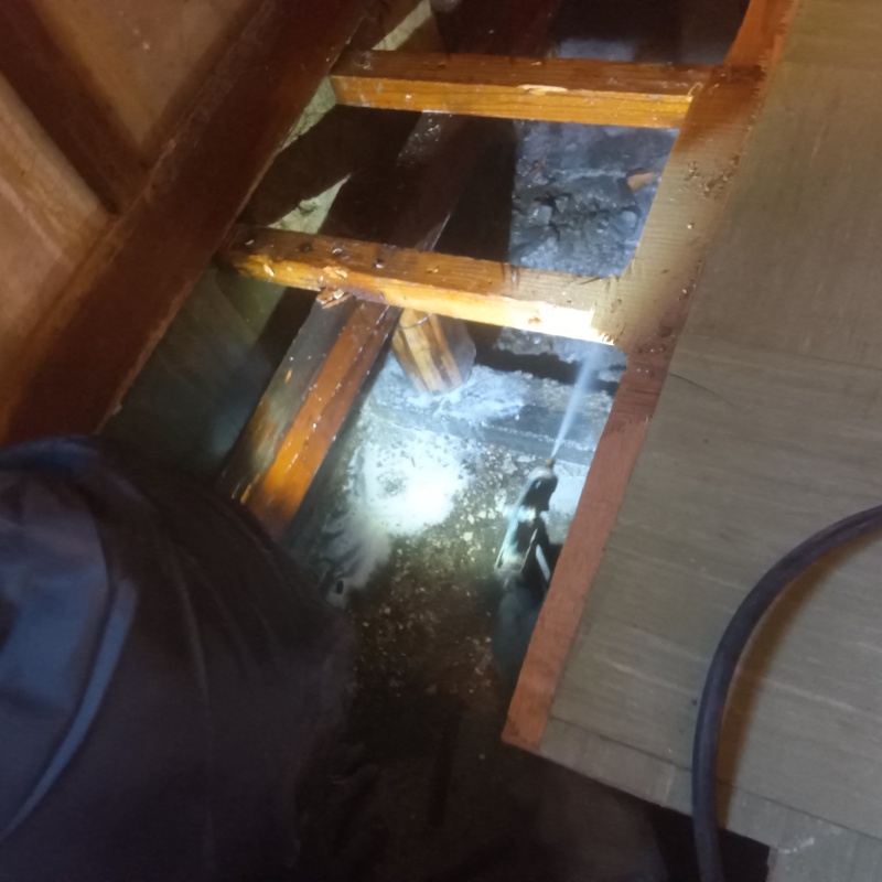 地面にシロアリ駆除剤を散布