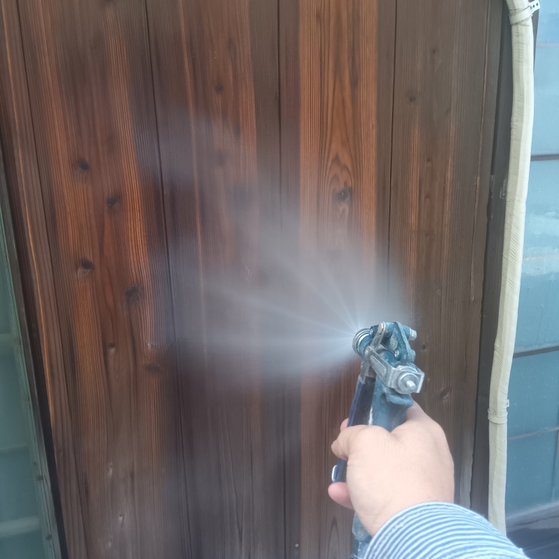 木塀にシロアリ駆除剤を散布