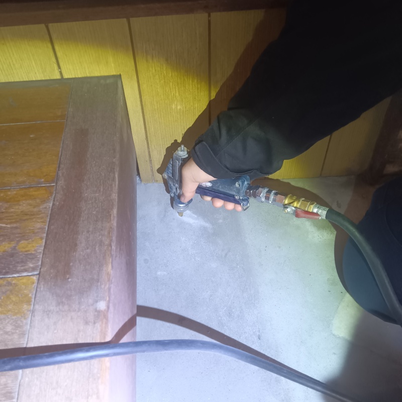 コンクリートに穴を開けてシロアリ駆除剤を注入