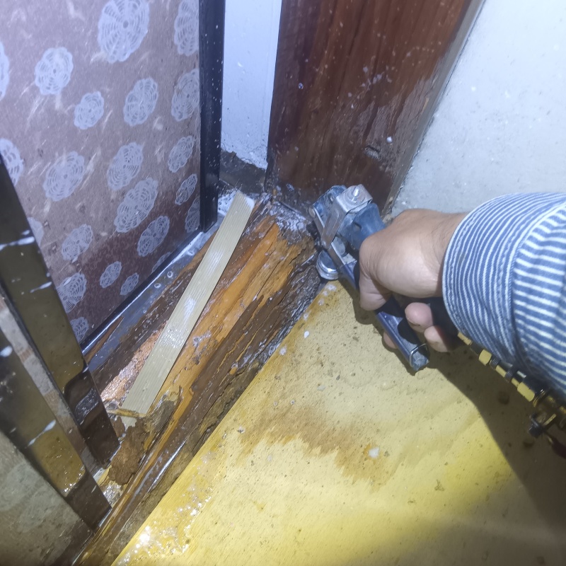 傷んだ木材に穴を開けてシロアリ駆除剤を注入