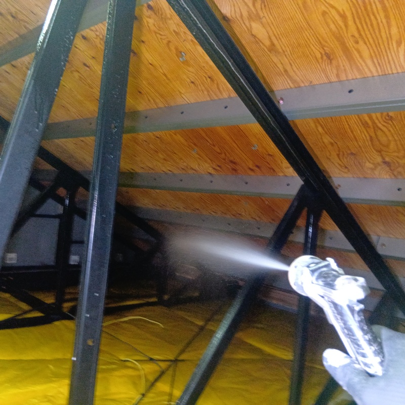 屋根裏の木材にシロアリ駆除剤を散布