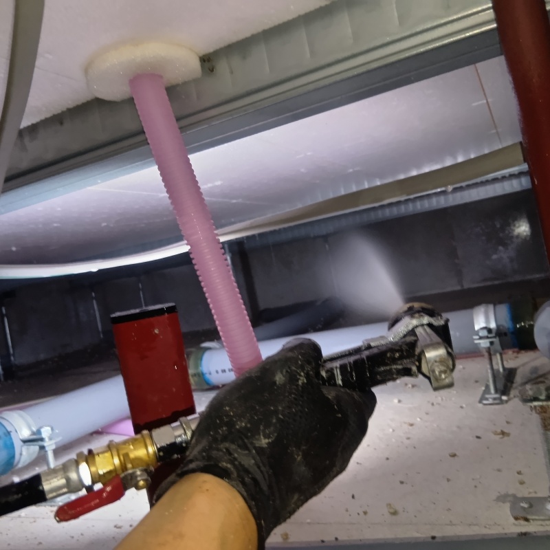 床下断熱材にシロアリ駆除剤を散布