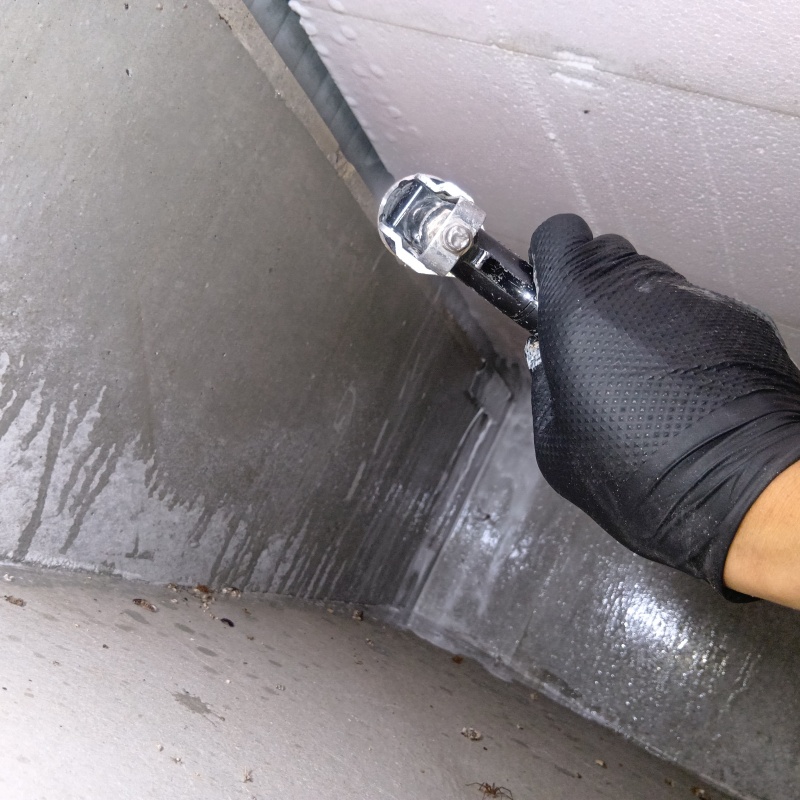 地面・基礎にシロアリ駆除剤を吹き付けている様子