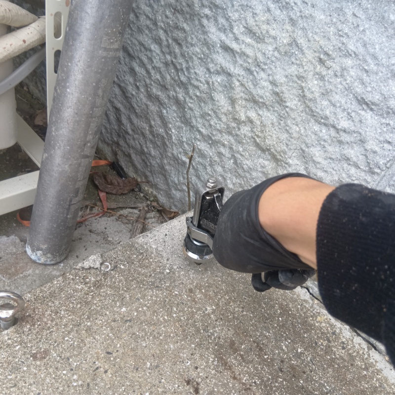 コンクリートに穴を開けてシロアリ駆除剤を注入