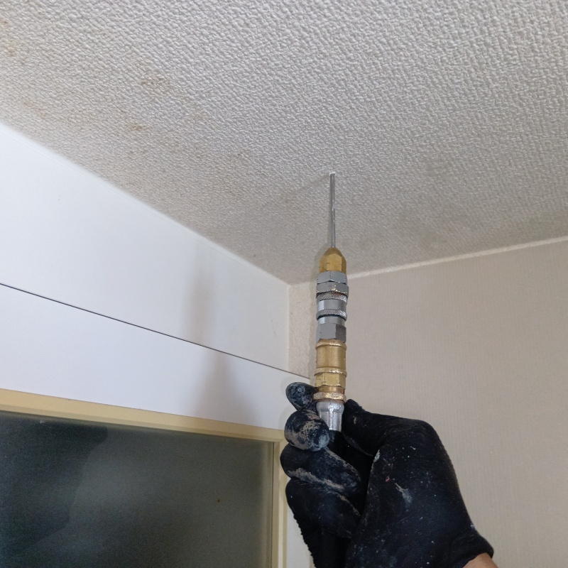 天井に穴を開けてシロアリ駆除剤を注入
