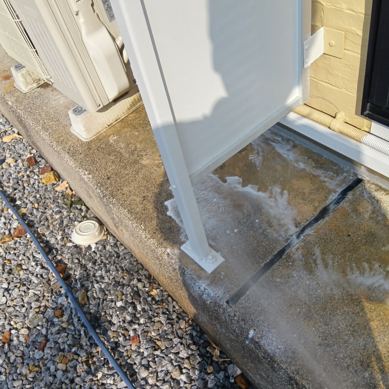 建物の外周に防蟻剤を散布