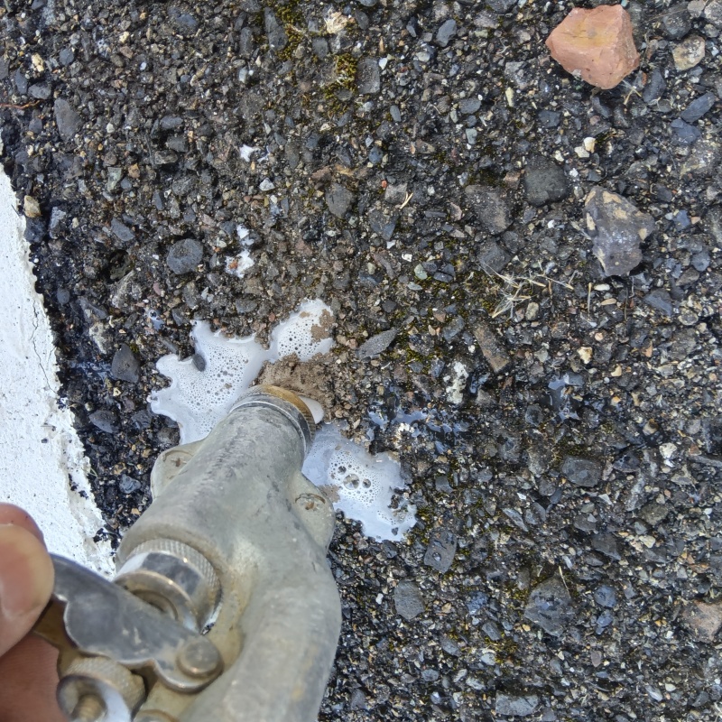 地面に防蟻剤を注入