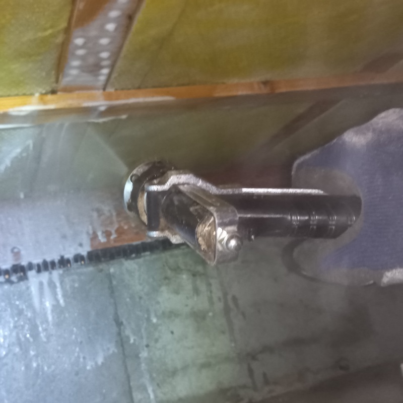 床下の木材に防蟻剤を散布