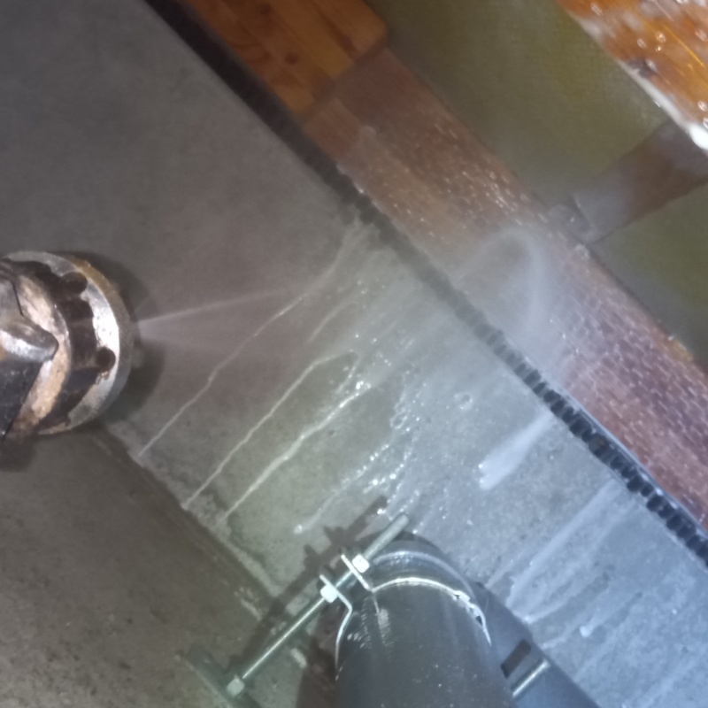 床下の木材に防蟻剤を散布