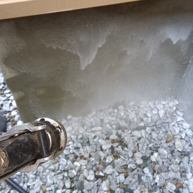 屋外の地面に防蟻剤を散布