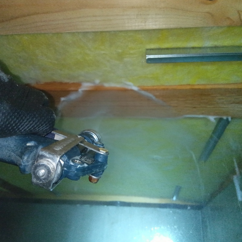 床下の木材に防蟻剤を散布