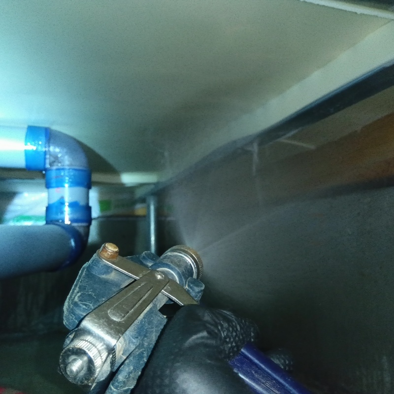 床下の木材に防蟻剤を散布