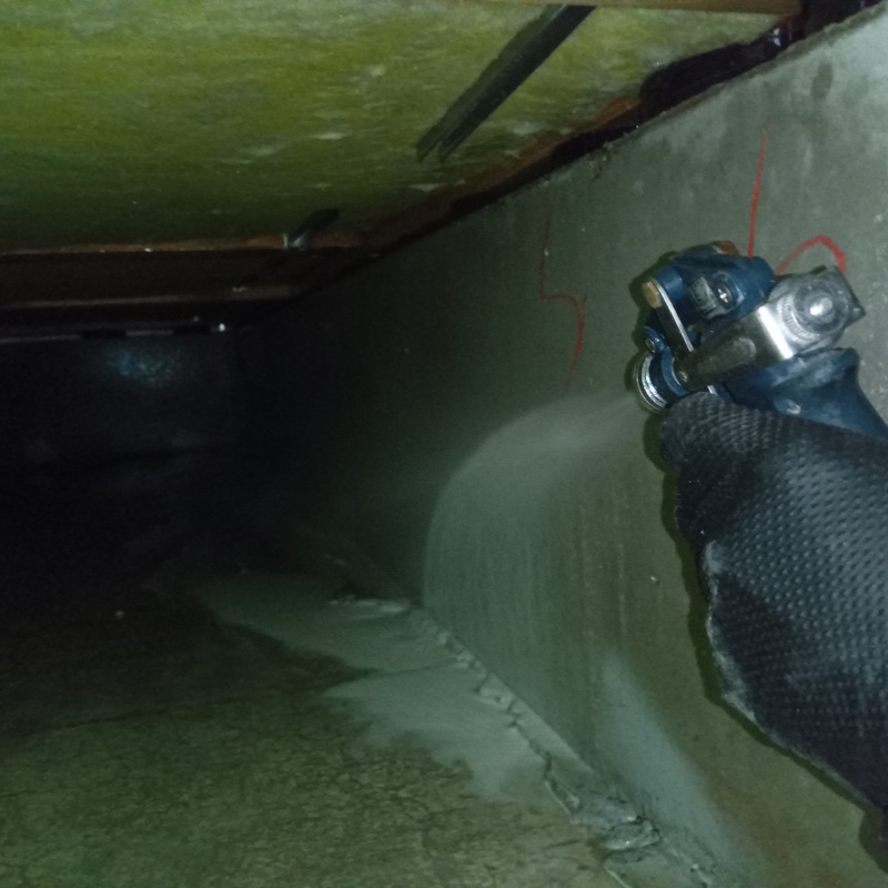 床下の地面に防蟻剤を散布