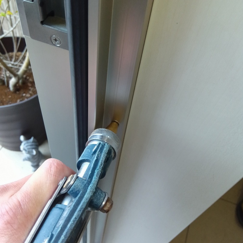 ドア枠に防蟻剤を注入