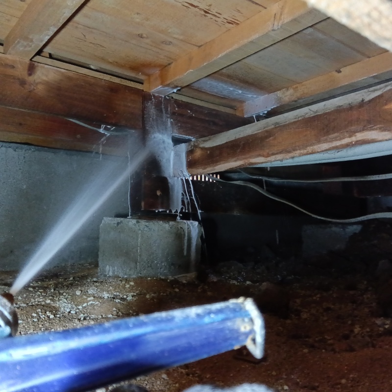 床下の木材にシロアリ駆除剤を散布