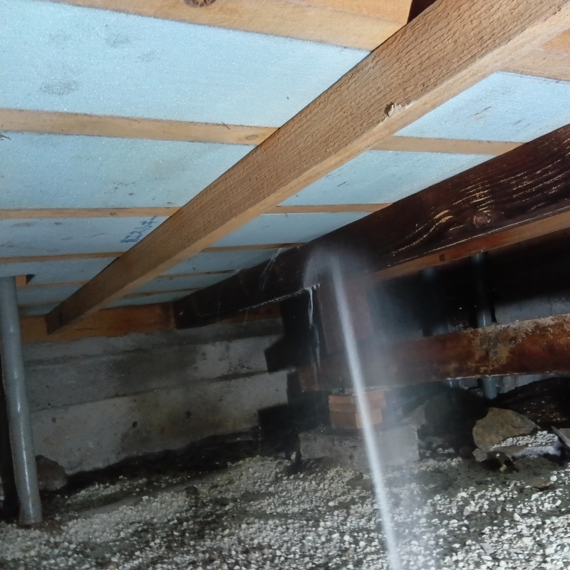 床下の木材にシロアリ駆除剤を散布