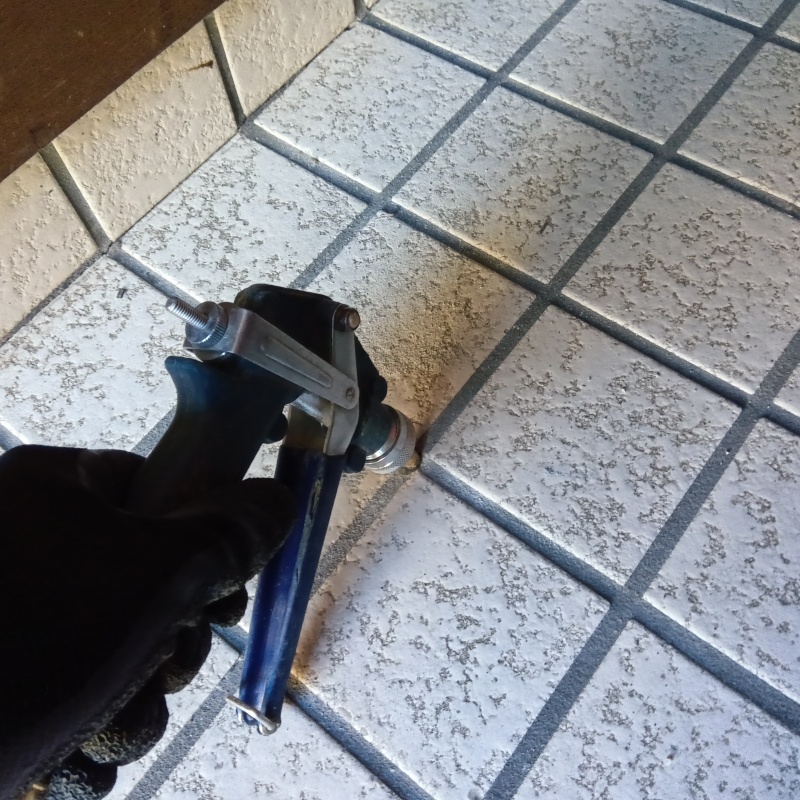 床にシロアリ駆除剤を注入