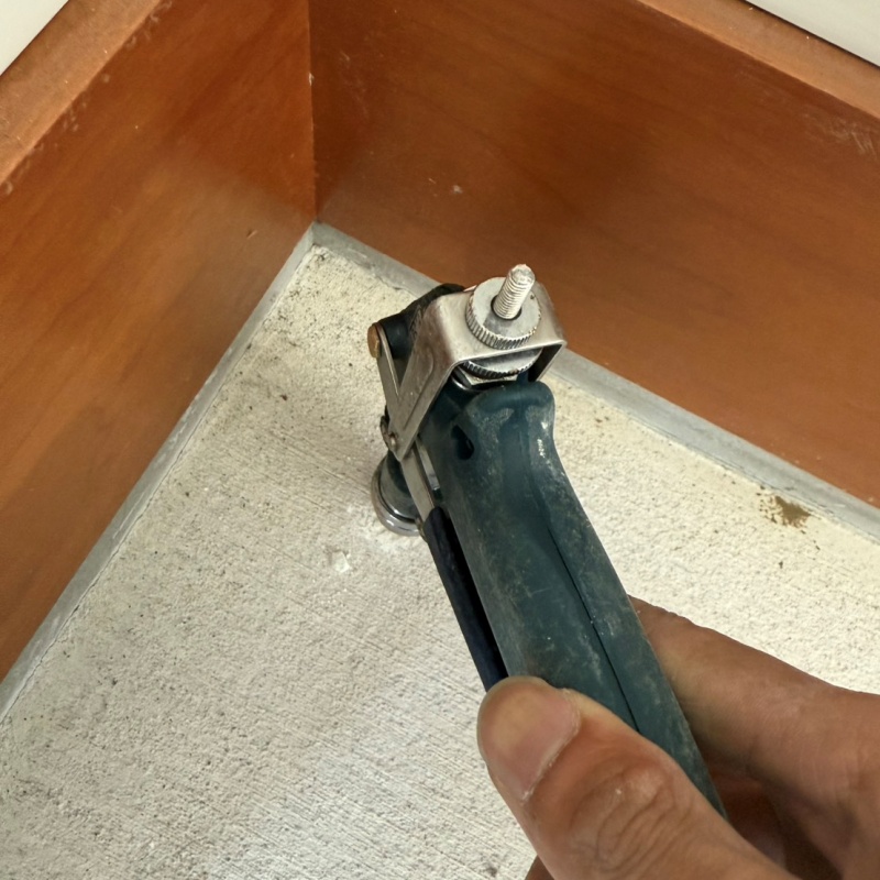 床に防蟻剤を注入