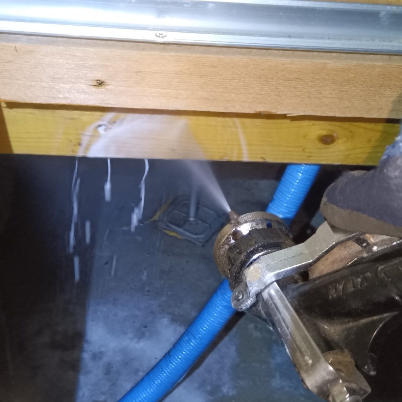 床下の木材に防蟻剤を散布