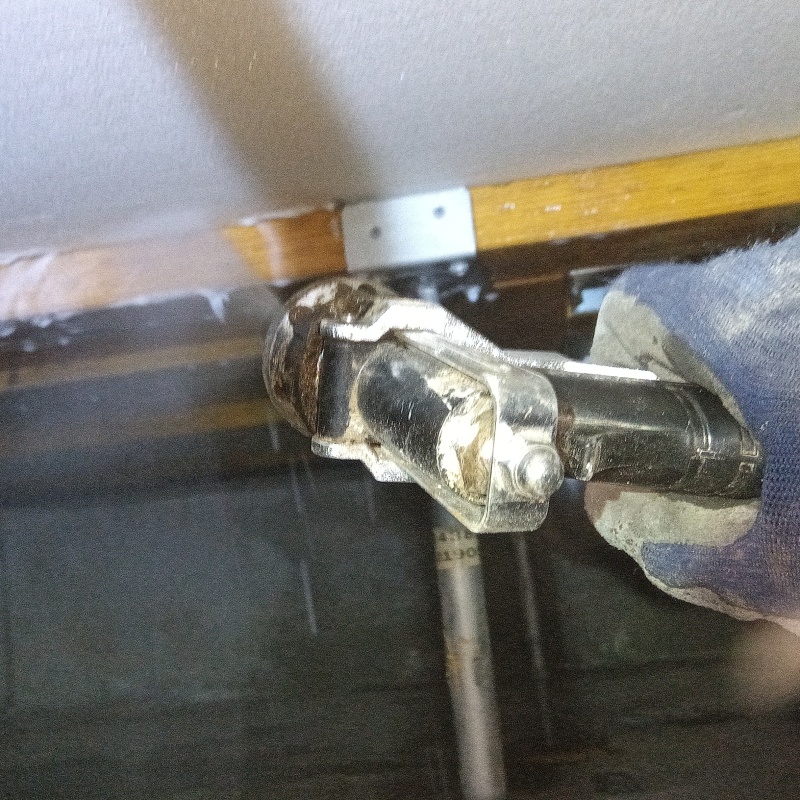 床下の木材に防蟻剤を散布