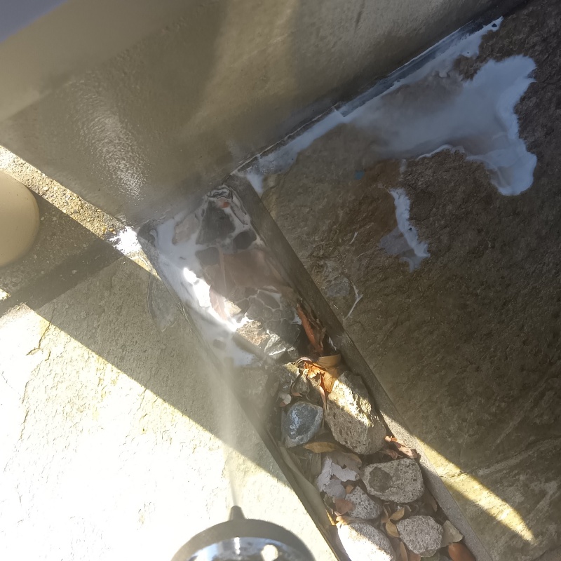 屋外の地面に防蟻剤を散布