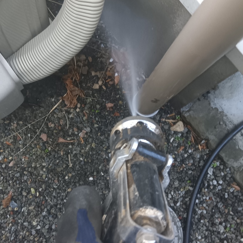 屋外の地面に防蟻剤を散布