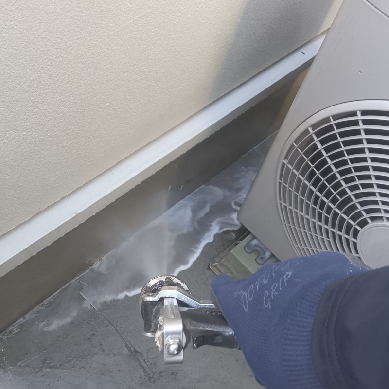 建物の外周に防蟻剤を散布