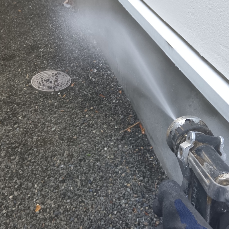 建物の外周に防蟻剤を散布