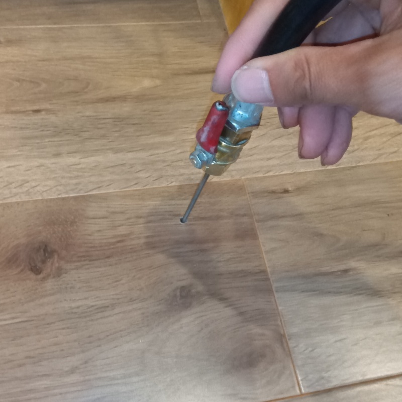 床に防蟻剤を注入