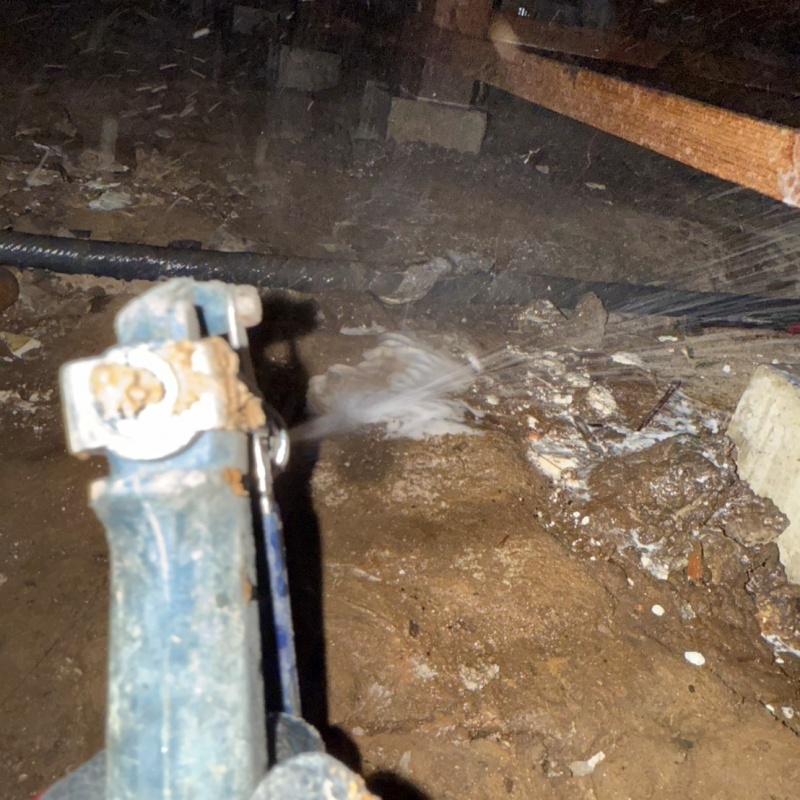 床下の地面にシロアリ駆除剤を散布