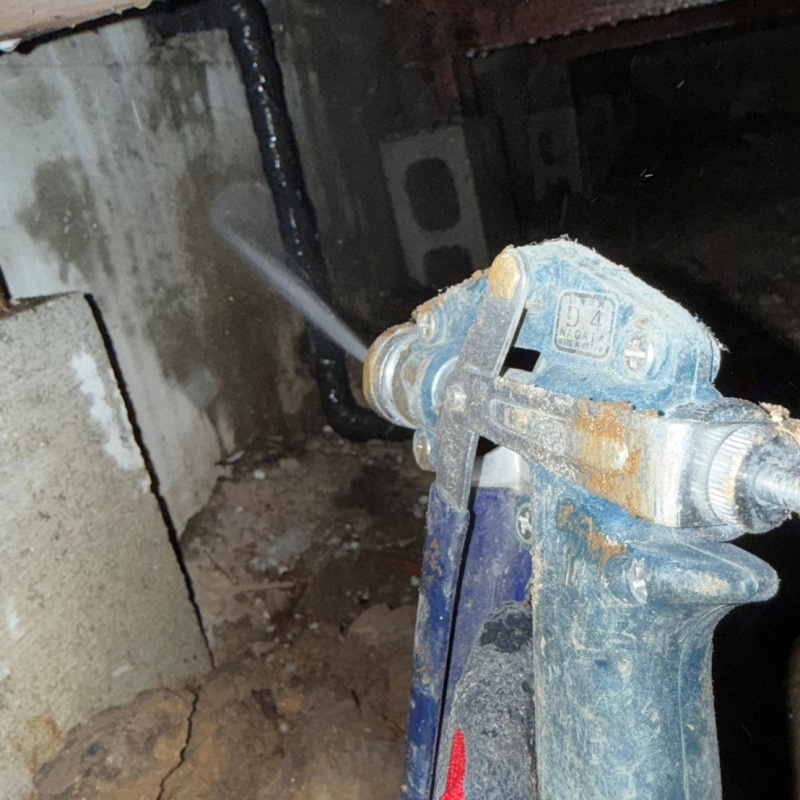 床下の基礎部分にシロアリ駆除剤を