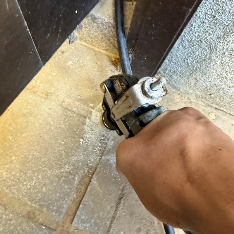 床にシロアリ駆除剤を注入