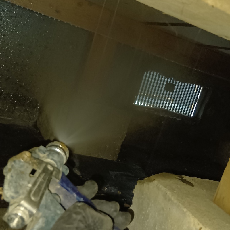 床下の木材に防蟻剤を散布