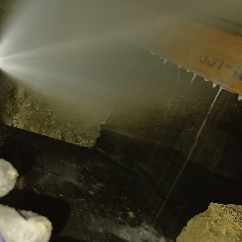 床下の木材に防蟻剤を散布