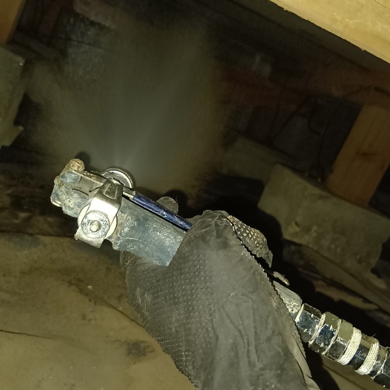 床下の地面に防蟻剤を散布