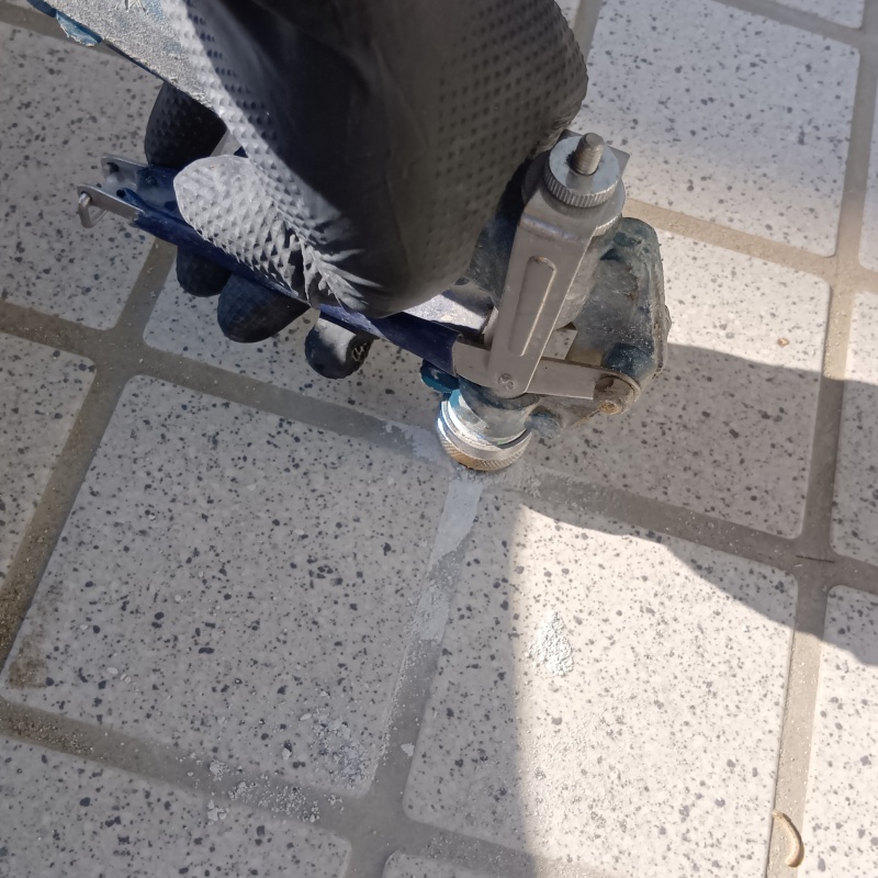 床に防蟻剤を注入