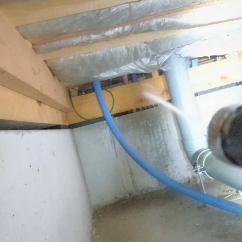 床下の木材に防蟻剤を散布