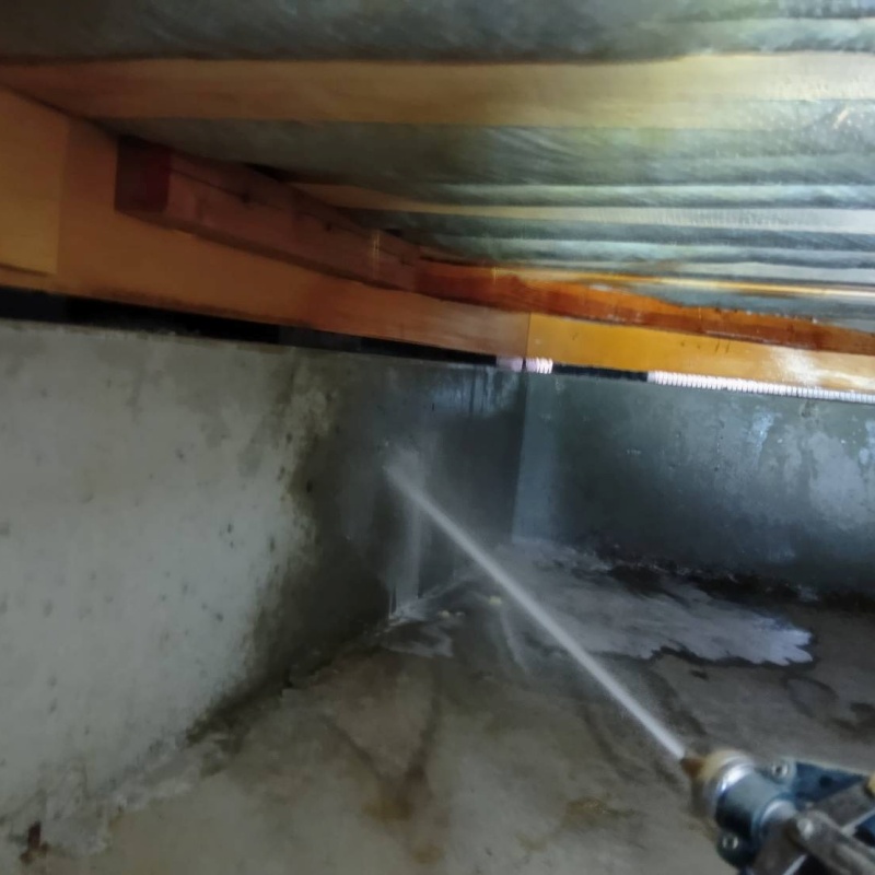 床下の基礎に防蟻剤を散布