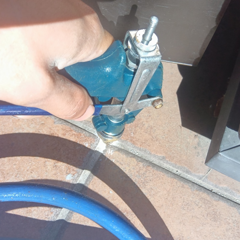 床に防蟻剤を注入